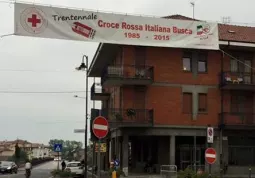 Lo striscione  in piazza Savoia